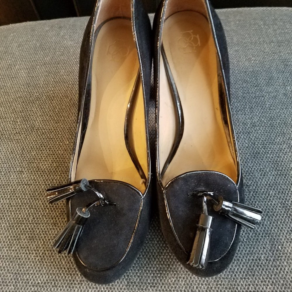 Ann Taylor tassel front suede pump